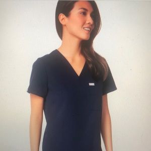 Figs 1 pocket Catarina scrub top